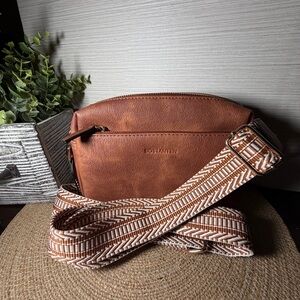 Fossatien Tan Leather Crossbody Bag with Patterned Strap